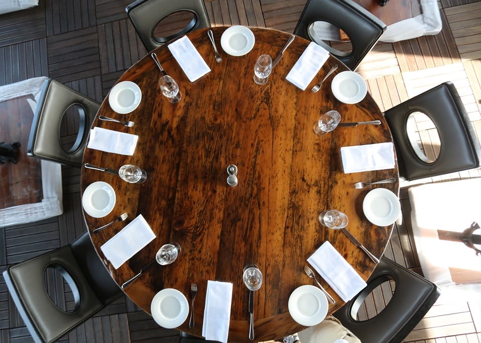 restaurant tables Ontario,reclaimed wood restaurant tables, bar table tops Ontario, reclaimed wood bar table tops, restaurant table tops, epoxy, resin, epoxy finish, resin, HD Threshing, HD Threshing Floor Furniture