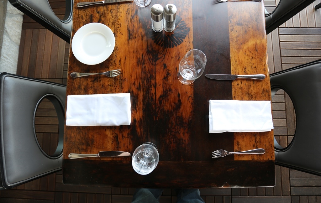 restaurant tables Ontario,reclaimed wood restaurant tables, bar table tops Ontario, reclaimed wood bar table tops, restaurant table tops, epoxy, resin, epoxy finish, resin, HD Threshing, HD Threshing Floor Furniture