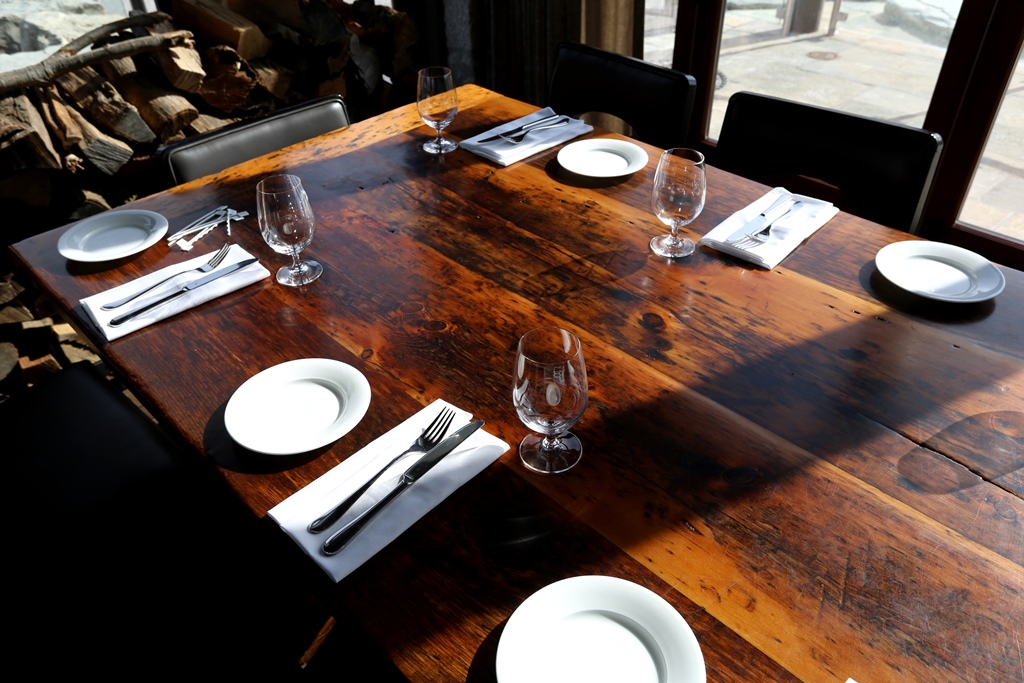 restaurant tables Ontario,reclaimed wood restaurant tables, bar table tops Ontario, reclaimed wood bar table tops, restaurant table tops, epoxy, resin, epoxy finish, resin, HD Threshing, HD Threshing Floor Furniture