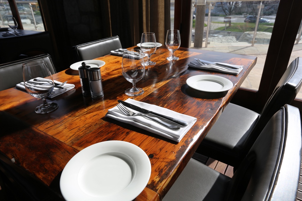 restaurant tables Ontario,reclaimed wood restaurant tables, bar table tops Ontario, reclaimed wood bar table tops, restaurant table tops, epoxy, resin, epoxy finish, resin, HD Threshing, HD Threshing Floor Furniture