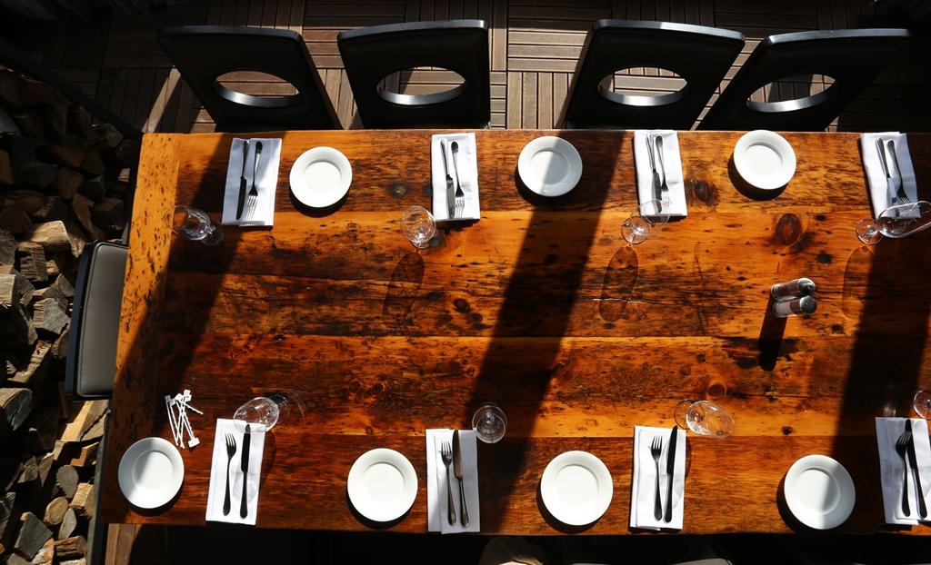 restaurant tables Ontario,reclaimed wood restaurant tables, bar table tops Ontario, reclaimed wood bar table tops, restaurant table tops, epoxy, resin, epoxy finish, resin, HD Threshing, HD Threshing Floor Furniture