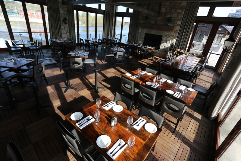 restaurant tables Ontario,reclaimed wood restaurant tables, bar table tops Ontario, reclaimed wood bar table tops, restaurant table tops, epoxy, resin, epoxy finish, resin, HD Threshing, HD Threshing Floor Furniture