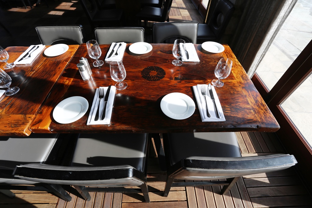 restaurant tables Ontario,reclaimed wood restaurant tables, bar table tops Ontario, reclaimed wood bar table tops, restaurant table tops, epoxy, resin, epoxy finish, resin, HD Threshing, HD Threshing Floor Furniture