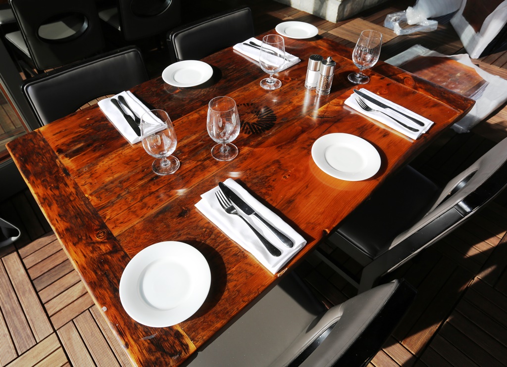 restaurant tables Ontario,reclaimed wood restaurant tables, bar table tops Ontario, reclaimed wood bar table tops, restaurant table tops, epoxy, resin, epoxy finish, resin, HD Threshing, HD Threshing Floor Furniture